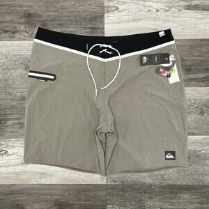 NWT‎ Quiksilver AG47 Dry Flight White Mens 40 Quick Dry Board Shorts Swim Active